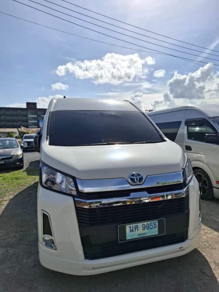 รถตู้ VIP สีขาว Toyota ของ VAN VIP BOND HATYAI