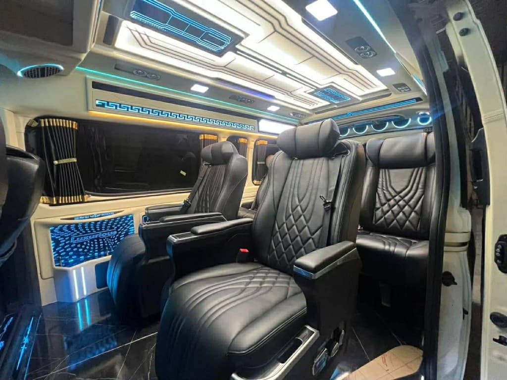 ภายในรถตู้ VIP ม่านและไฟ Luxurious